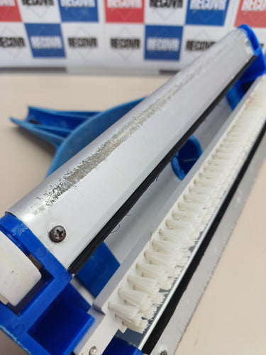 Limpiafondos Manual QP 500340C – Metálico, Cepillo de Nylon, 4 Ruedas, Fijación Clip (Ancho 335 mm)